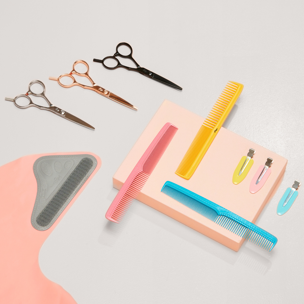 Set aus Friseur-Scheren und Kämmen – Profi-Werkzeuge für Salons